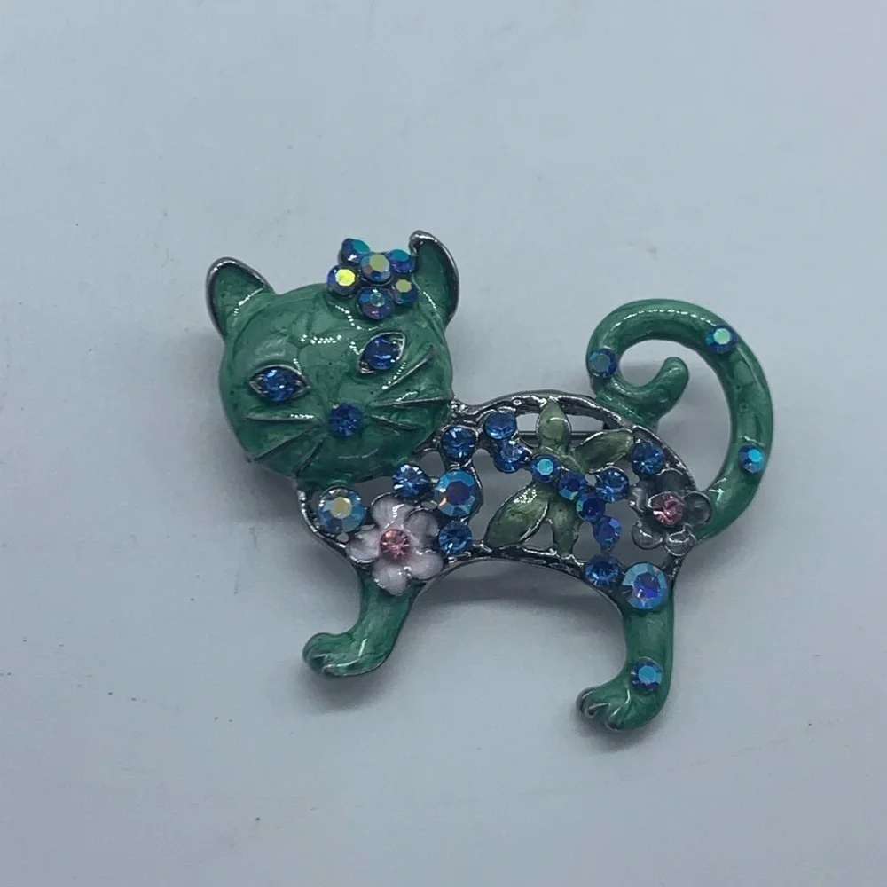NEW green with blue crystals & flowers cat brooch - Picture 2 of 16